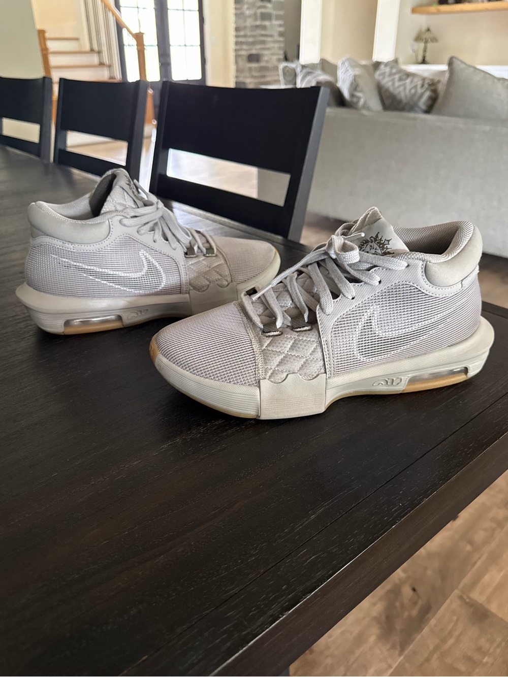 Nike LeBron James Witness Men's 8.5 Basketball Shoes